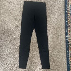 Women’s Lululemon Wunder Under Leggings.